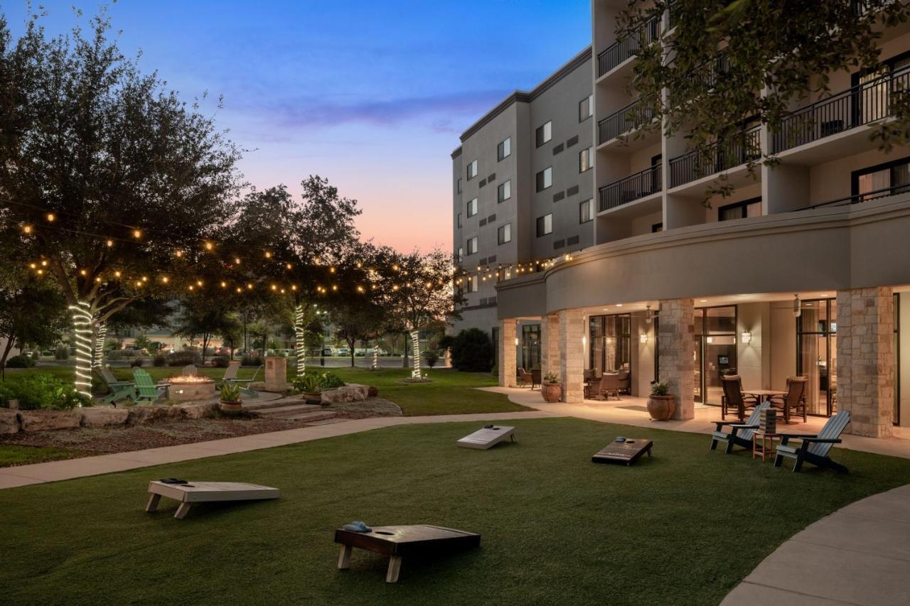 Отель Courtyard By Marriott San Antonio Six Flags At The Rim Экстерьер фото