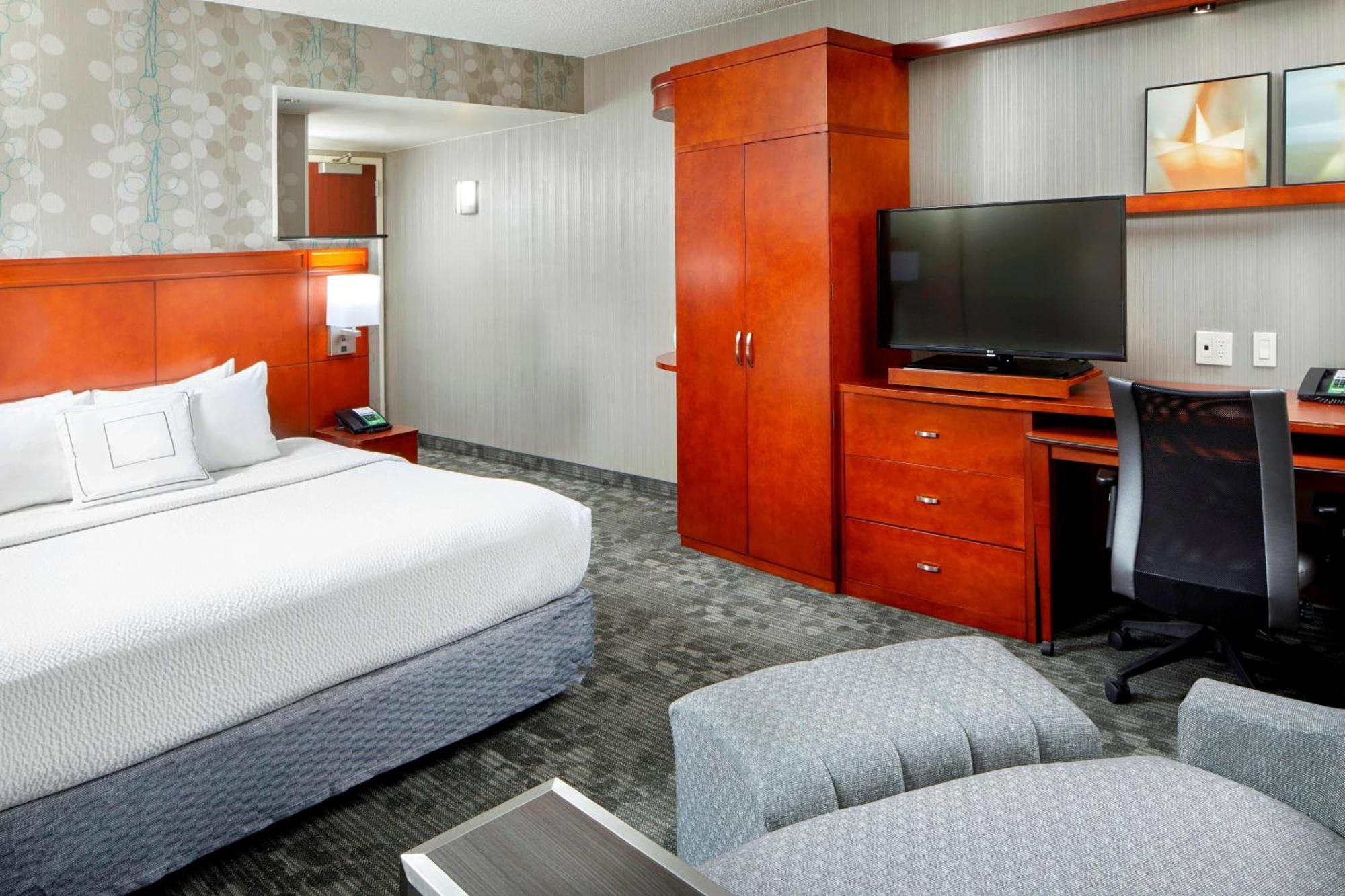 Отель Courtyard By Marriott San Antonio Six Flags At The Rim Экстерьер фото