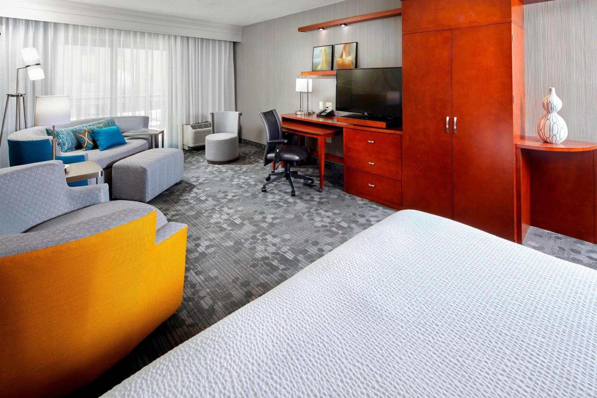 Отель Courtyard By Marriott San Antonio Six Flags At The Rim Экстерьер фото